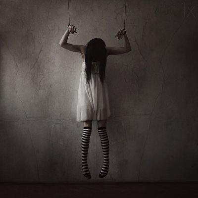 La inquietante niña marioneta de Anja Matko