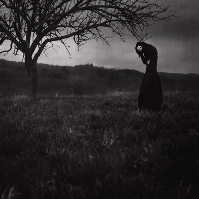 Figura melancólica, paisaje oscuro de Anja Matko