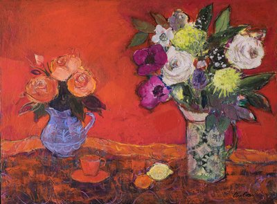 Dos jarras de flores sobre rojo, 2019 (acrílico) de Ann Oram