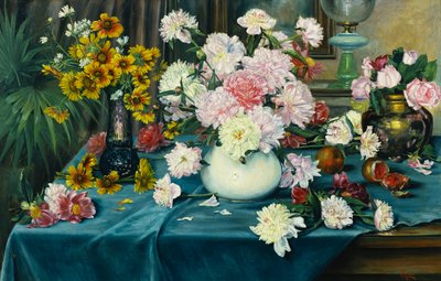 Peonías, Rosas y otras Flores en Jarrones sobre una Mesa cubierta con un Paño Azul, 1913 de Anna Knittel
