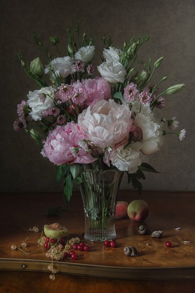 Peonías y frutas de verano de Anna Petina