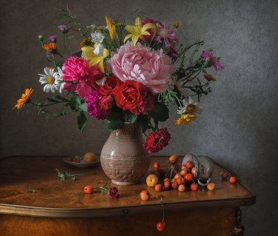 Naturaleza muerta veraniega llena de colorido de Anna Petina