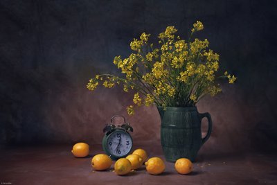 Naturaleza muerta con limón y flores de Anna Wan