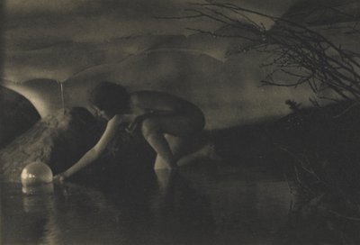 La burbuja (fotograbado) de Anne W. Brigman