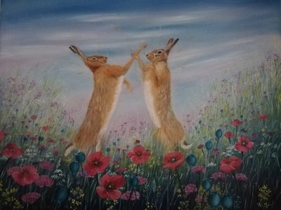 Liebres danzantes en un campo de amapolas de Annette Armitage