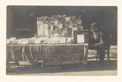 El librero Frederik Coster junto a su puesto de libros en la Hofplein de Alkmaar
La librería (título en el objeto) de Anonymous