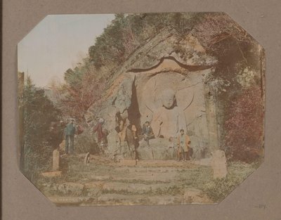 Tres hombres en un relieve con Buda en Hakone, Japón de Anonymous