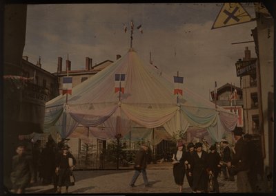 Carpa de fiesta en una plaza en una ciudad francesa desconocida de Anonymous