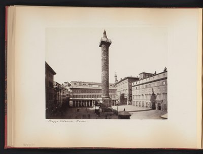 Vista de la columna de Marcus Aurelius en Roma, Italia Plaza Colonna. Roma (título sobre objeto) de Anonymous