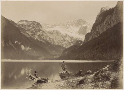 Vista de un lago y montañas circundantes con un hombre parado en un bote en primer plano, presumiblemente en los Alpes de Anonymous