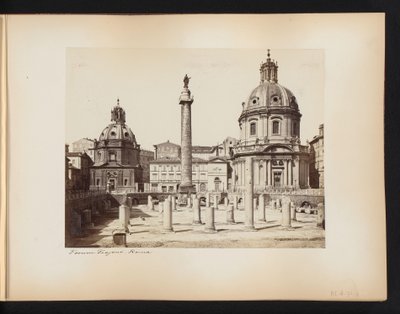 Vista del Foro de Trajano en Roma, con la Columna de Trajano y las iglesias Santissimo Nome di Maria y Santa Maria di Loreto, Italia Foro Trajano. Roma (título sobre objeto) de Anonymous