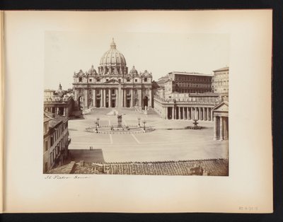 Vista de la Plaza de Pedro y San Pedro en Roma, Italia San Pietro. Roma (título sobre objeto) de Anonymous