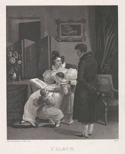 Interior con una familia mirando un álbum de fotos
L