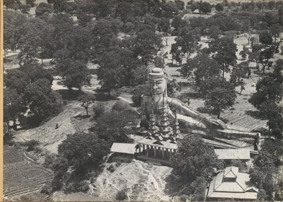 Pagoda y estatua de Buda reclinado, vistas desde el aire de Anonymous