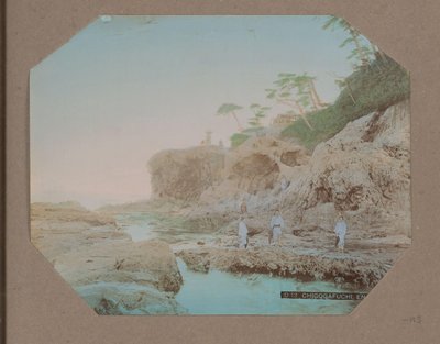 Hombres y mujeres en la orilla de Chigogafuchi en Enoshima, Japón de Anonymous