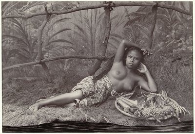Retrato de una mujer semidesnuda indonesia desconocida, acostada con una canasta de frutas en una decoración Preanger mujer (título sobre objeto) de Anonymous