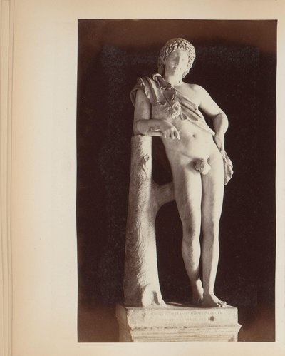 Escultura del sátiro en reposo en los Museos Capitolinos en Roma, Italia de Anonymous