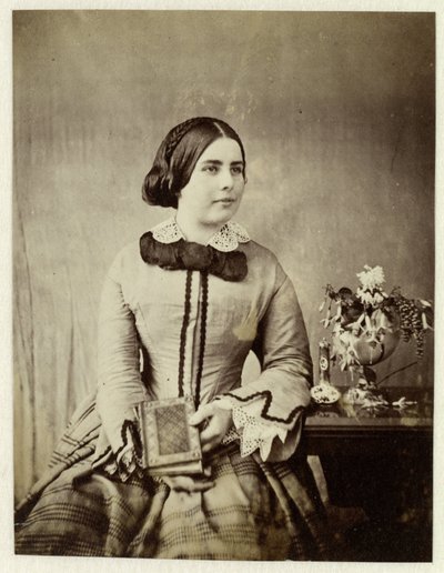 Retrato de estudio de una mujer desconocida con un libro en la mano de Anonymous