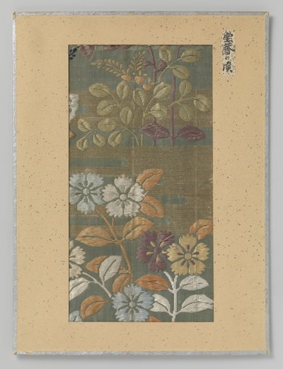 Fragmento textil, bordado de flores y nubes en hilo dorado kirikane de Anonymous