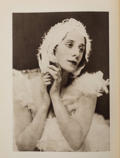 Anna Pavlova (Pavlovna) (1881-1931) en el ballet El Cisne Moribundo de Camille Saint-Saens, Anónimo. Cromolitografía, Colección Privada de Anonymous Anonymous