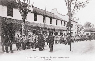 Huérfanos chinos con sus instructores franceses en la región de Kiang Sou. Fotografía de principios del siglo XX. Colección privada de Anonymous Anonymous
