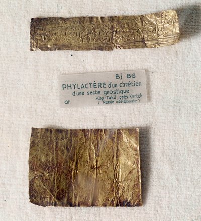 Antigüedades cristianas: filacteria de oro de un cristiano de una secta gnóstica. De Kerch, sitio de Kop-Takil (Ucrania antigua Grecia). Museo del Louvre, París de Anonymous Anonymous