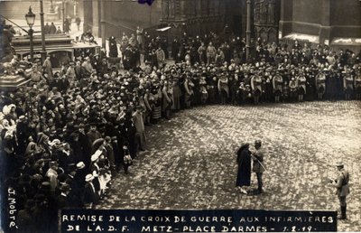 Primera Guerra Mundial 1914-1918: entrega de la cruz de guerra a las enfermeras de ADF en Metz, place d
