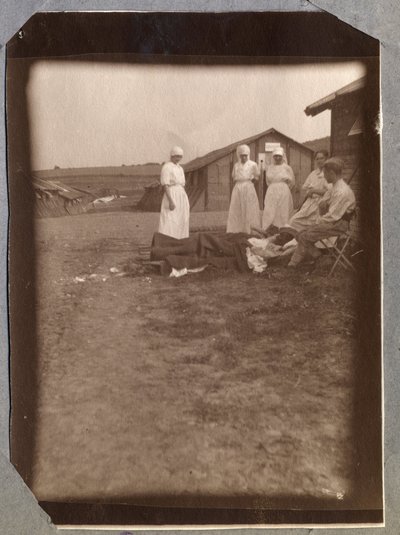 Primera Guerra Mundial 1914-1918: helioterapia. Soldados heridos y enfermeras de la Cruz Roja Francesa, campamento de Couville en la Mancha, Baja Normandía, Francia. Fotografía anónima julio de 1917. Colección privada, Stella. de Anonymous Anonymous