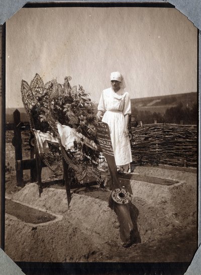 Primera Guerra Mundial 1914-1918: enfermera (¿Therese Pavillou?) en una blusa en la tumba del sargento piloto francés Roux, que murió a los 21 años, en Couville, Manche, Baja Normandía, Francia. Fotografía anónima julio de 1917. Colección privada, Stella de Anonymous Anonymous