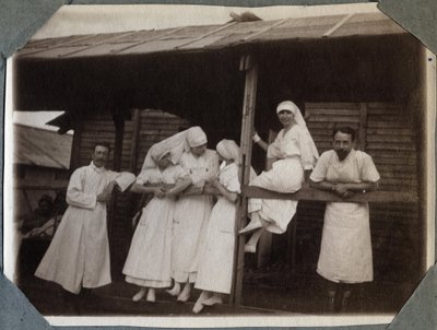 Primera Guerra Mundial 1914-1918: enfermeras y médicos en bata en Couville, Manche, Baja Normandía, Francia. Fotografía anónima julio 1917. Colección privada, Stella. de Anonymous Anonymous