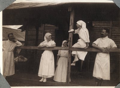 Primera Guerra Mundial 1914-1918: enfermeras y médicos en bata hablando en Couville, Manche, Baja Normandía, Francia. Fotografía anónima julio 1917. Colección privada, Stella. de Anonymous Anonymous