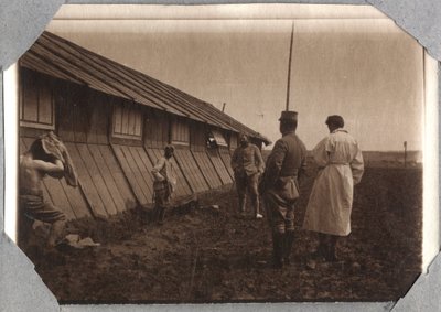Primera Guerra Mundial 1914-1918: búsqueda de cabezas en los bordes, campamento de Couville en el Canal de la Mancha, Baja Normandía, Francia. Fotografía anónima mayo 1917. Colección privada, Stella. de Anonymous Anonymous