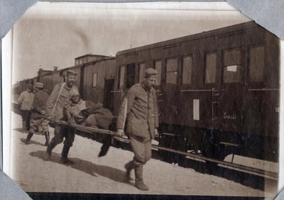 Primera Guerra Mundial 1914-1918: heridas de soldados y camillas en una estación en el Canal de la Mancha, Baja Normandía, Francia. Fotografía anónima mayo 1917. Colección privada, Stella. de Anonymous Anonymous