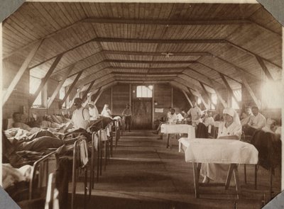 Primera Guerra Mundial 1914-1918: soldados heridos y enfermeras de la Cruz Roja Francesa, campamento de Couville en la Mancha, Baja Normandía, Francia. Fotografía anónima julio 1917. Colección privada, Stella. de Anonymous Anonymous