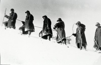 Primera Guerra Mundial: cazadores alpinos italianos (alpino o alpini) durante un ascenso de Anonymous Anonymous