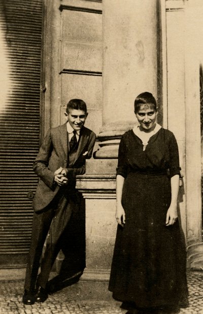 Franz Kafka (1883-1924) con su hermana Ottla (1892-1943) frente a la Casa Oppelt en Praga por Anónimo, c. 1914 - Fotografía - Colección Privada de Anonymous Anonymous