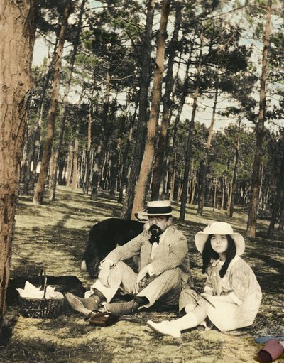 Compositor francés Claude Debussy (1862-1918) y su hija Chouchou sentados para un picnic en un pinar cerca de Arcachon de Anonymous Anonymous