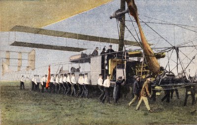 De Compiegne a Londres en dirigible: soldados ingleses remolcan el dirigible Bayard-Clement en su hangar en Wormwood Scrubbs. Grabado. Uno de los periódicos Le petit parisien del 30/10/1910. Colección privada de Anonymous Anonymous