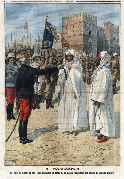 El General Hubert Lyautey (1854-1934) presenta la cruz de la Legión de Honor al caíd Thami El-Glaoui (1879-1956) y a su hermano en Marrakech, Marruecos. Ilustración tomada de "Le Petit Journal" 25 de abril de 1926. Colección privada de Anonymous Anonymous