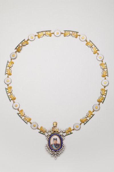 Irán - Decoración Imperial de Retrato: Collar con el retrato de Ahmad Shah, Rey Qajar - principios del siglo XX de Anonymous Anonymous