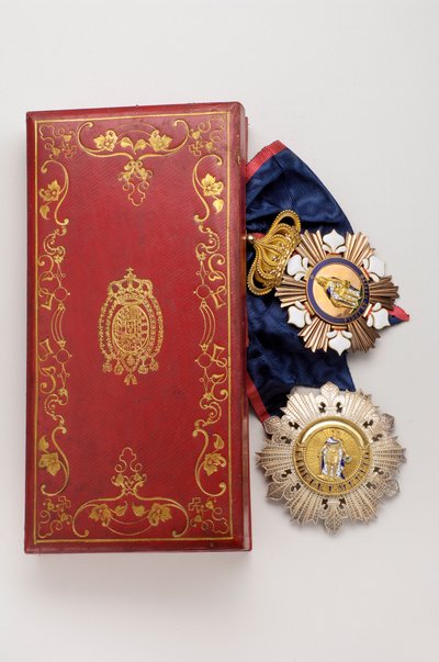 Reino de las Dos Sicilias - Orden de San Fernando y Mérito: insignias de un caballero gran cruz perteneciente a un miembro de la Casa Gran Ducal de Baden - Mediados del siglo XIX - Oro, plata y esmaltes; caja de armas del Reino de las Dos Sicilias de Anonymous Anonymous
