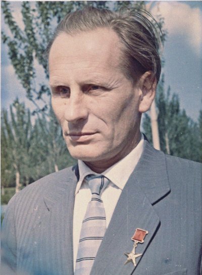 Mikhail Vasilyevich Melnikov (1919-1996), diseñador de motores de cohetes - Anónimo. Fotografía en color Colección Privada de Anonymous Anonymous