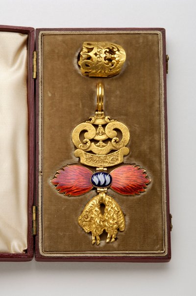 Orden del Toisón de Oro: Toisón de Oro español - Insignia perteneciente a Arthur Wellesley (1769-1852) - Anverso - Fabricado por Hamlet (Londres) - Principios del siglo XIX - Oro y esmaltes - H: 7.8 cm; W: 5.6 cm; Peso: 38 g - Estuche original en mármol bu de Anonymous Anonymous