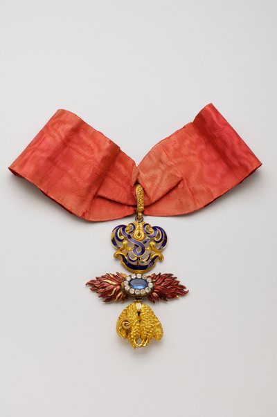 Orden del Toisón de Oro: Toisón de Oro español - Insignia perteneciente a Jean Charles de Saldanha Oliveira e Daun (1790-1876) - Mediados del siglo XIX - Oro, diamantes, zafiro y esmaltes - H 10,6 cm; w 7,6 cm; peso: 96 g - Colección privada de Anonymous Anonymous