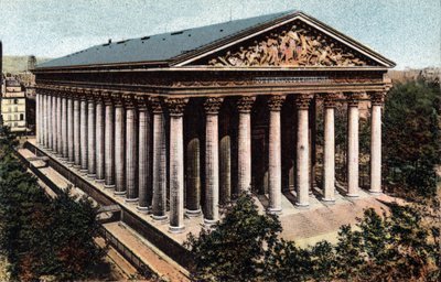 París: vista exterior de la Iglesia de la Madeleine diseñada por el arquitecto Pierre Alexandre Vignon (1763-1828). Fotografía de 1920 en Álbum Artístico de la ciudad de París. Colección privada de Anonymous Anonymous
