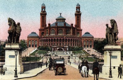 París: vista exterior del Palais du Trocadero y el puente de Iena. Fotografía de 1920 en “Álbum Artístico” de la ciudad de París. Colección privada. de Anonymous Anonymous