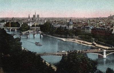 París: panorama del Sena hacia la Catedral de Notre Dame (Notre-Dame) y la Île de la Cité. Fotografía de 1920 en “Artistic Album” de la ciudad de París. Colección privada. de Anonymous Anonymous
