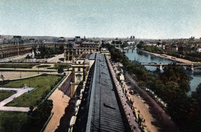 París: panorama hacia el Louvre. El Sena y la Catedral de Notre Dame (Notre-Dame), a la derecha. Fotografía de 1920 en “Artistic Album” de la ciudad de París. Colección privada. de Anonymous Anonymous