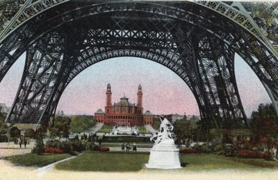 París: el Palais du Trocadero visto bajo la Torre Eiffel. Fotografía de 1920 en “Artistic Album” de la ciudad de París. Colección privada. de Anonymous Anonymous