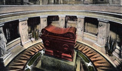París: tumba de Napoleón I Bonaparte (1769-1821) en los Inválidos. Fotografía de 1920 en "Álbum Artístico" de la ciudad de París. Colección privada de Anonymous Anonymous